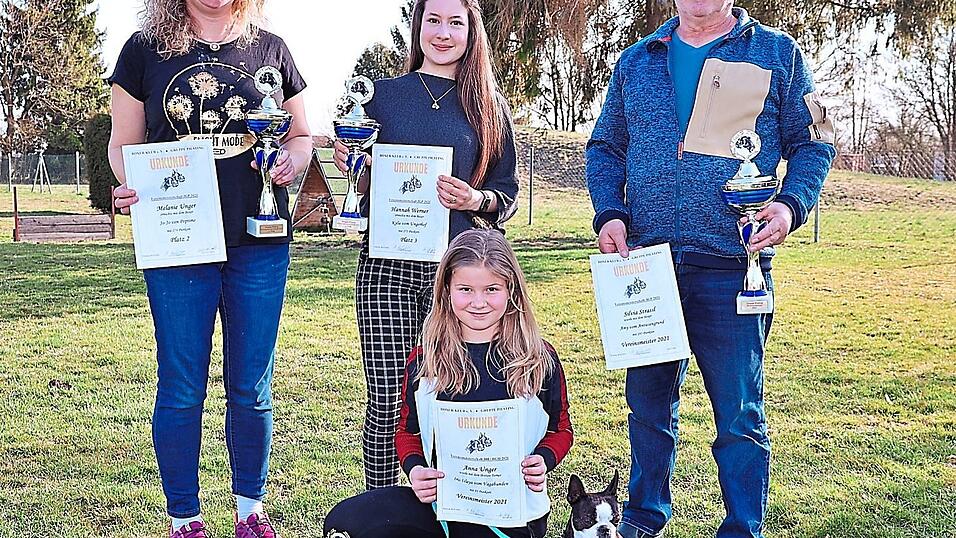 Bei der &Uuml;bergabe der Ehrungen: Anna Unger, (vorne, Vereinsmeisterin BGH), Melanie Unger (hinten v.l., 2. Vereinsmeisterin IGP1, Hannah Werner (3. Vereinsmeisterin IGP1) mit dem Vorsitzendem des Boxer-Klub, der den Pokal und die Urkunde an 1. Vereinsmeisterin Silvia Stra&szlig;l zu einem sp&auml;teren Zeitpunkt &uuml;berreichen wird.