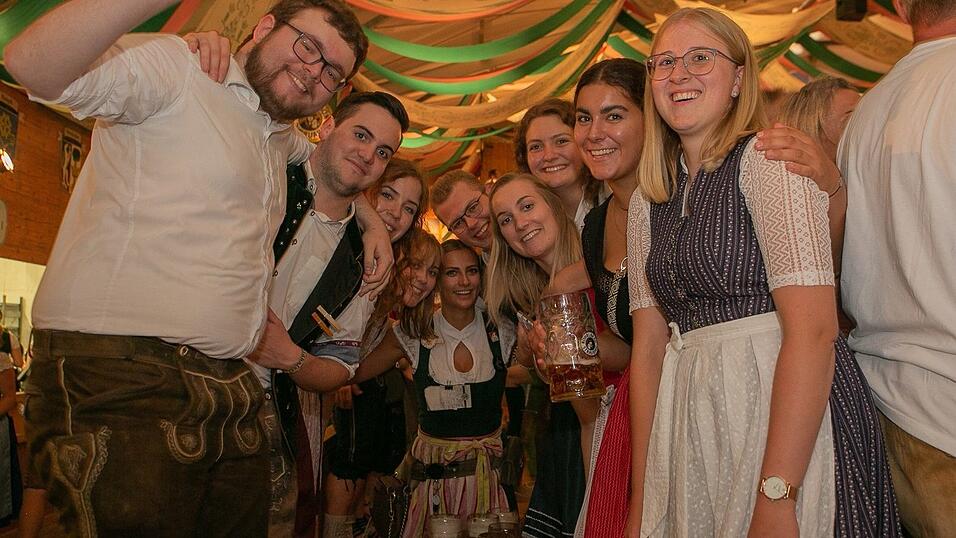 Am Dienstag spielte der Menzl im Festzelt Weckmann auf. Diese Blasmusikfreunde waren mit dabei.