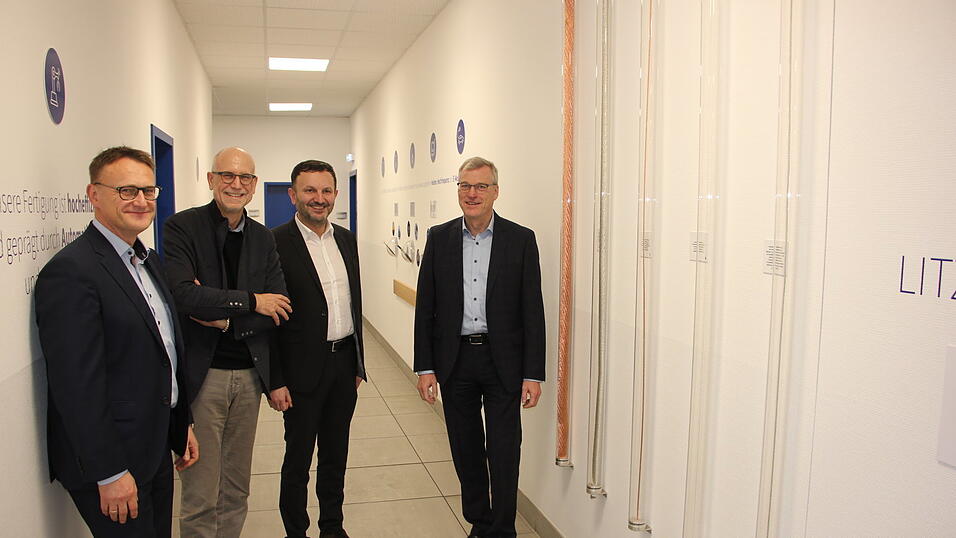 Stellten Details der Firmenübernahme vor (v.l.): Finanzchef Günther Buchner, Geschäftsführer Dr. Harald Wieland, Bürgermeister Markus Hofmann und Standortleiter Jürgen Maeckelburg. Stellten Details der Firmenübernahme vor (v.l.): Finanzchef Günther Buchner, Geschäftsführer Dr. Harald Wieland, Bürgermeister Markus Hofmann und Standortleiter Jürgen Maeckelburg.