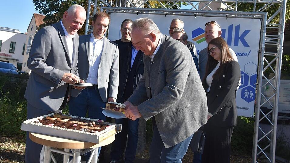 Unweit des Donau-Ufers wird selbstverständlich Donau-Welle serviert: Landrat Christian Nerb (vorne) schneidet den Geburtstagskuchen mit Vertretern der Verkehrsunternehmen an. Unweit des Donau-Ufers wird selbstverständlich Donau-Welle serviert: Landrat Christian Nerb (vorne) schneidet den Geburtstagskuchen mit Vertretern der Verkehrsunternehmen an.