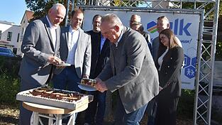 Unweit des Donau-Ufers wird selbstverständlich Donau-Welle serviert: Landrat Christian Nerb (vorne) schneidet den Geburtstagskuchen mit Vertretern der Verkehrsunternehmen an. Unweit des Donau-Ufers wird selbstverständlich Donau-Welle serviert: Landrat Christian Nerb (vorne) schneidet den Geburtstagskuchen mit Vertretern der Verkehrsunternehmen an.