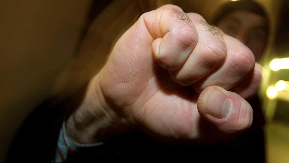Bei einem Streit in Dingolfing schlug ein 27-Jähriger mehrmals auf seine Mutter ein (Symbolbild). Bei einem Streit in Dingolfing schlug ein 27-Jähriger mehrmals auf seine Mutter ein (Symbolbild).