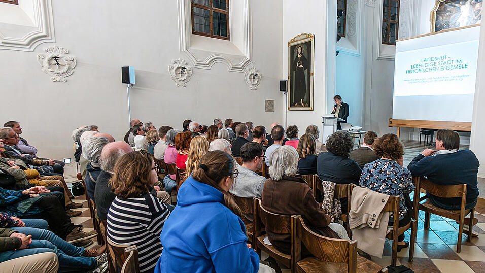 Rund 200 Besucher waren der Einladung von F&ouml;rderern und Freunden der Altstadt in die Heilig-Kreuz-Kirche gefolgt.