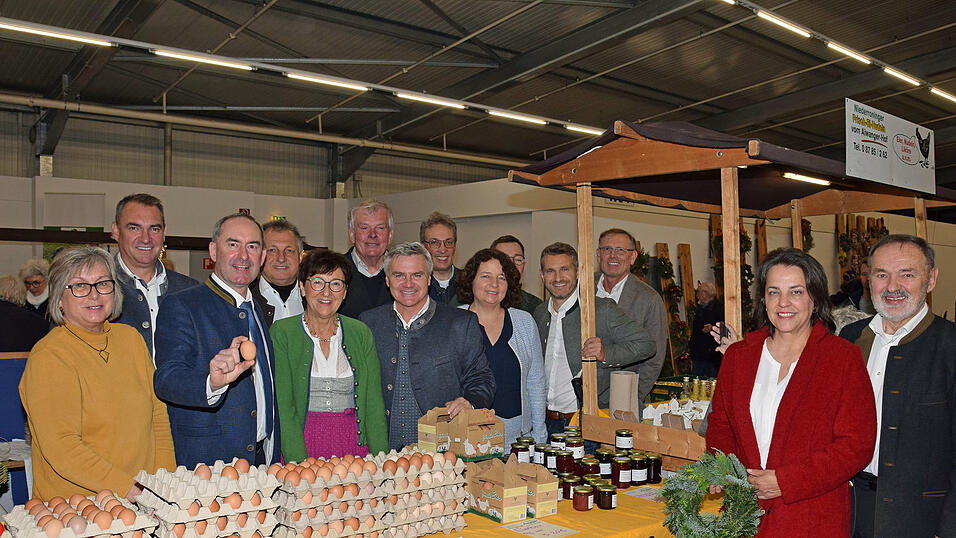Die Ehrengäste machten sich bei Eröffnung ein Bild des umfangreichen Angebots aus neun europäischen Ländern. Die Ehrengäste machten sich bei Eröffnung ein Bild des umfangreichen Angebots aus neun europäischen Ländern.