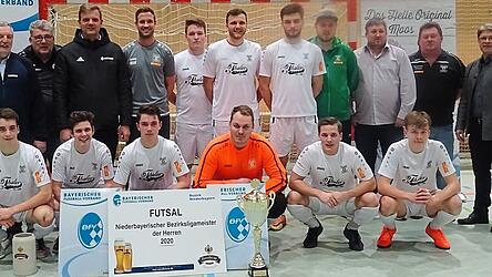 Die siegreiche Mannschaft der Spvgg Gr&uuml;n-Wei&szlig; Deggendorf mit Trainern, Betreuern und Ehreng&auml;sten.