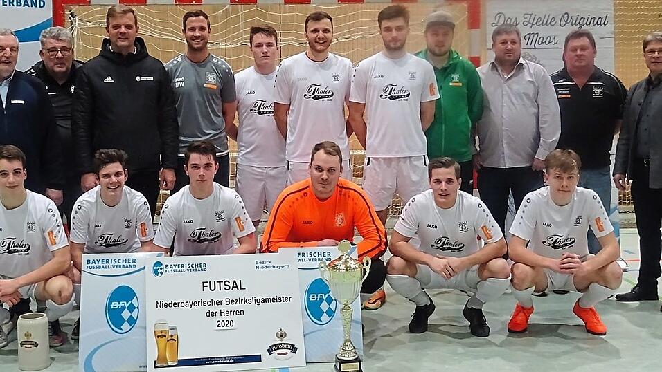 Die siegreiche Mannschaft der Spvgg Gr&uuml;n-Wei&szlig; Deggendorf mit Trainern, Betreuern und Ehreng&auml;sten.