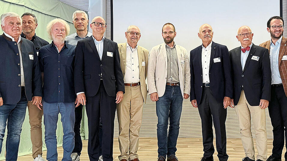 Niederwinklings Bürgermeister Ludwig Waas (l.) nahm zahlreiche Referenten im Dorf- und Begegnungszentrum in Empfang. Sie tauschten sich allesamt darüber aus, wie die Donau den Tourismus fördern kann.