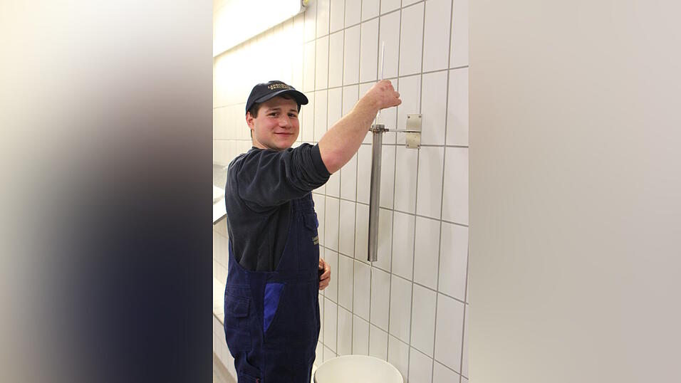 Mit Zahlen sollten angehende Brauer und M&auml;lzer nicht auf Kriegsfu&szlig; stehen: Tobias Gmeiner &uuml;berwacht durch regelm&auml;&szlig;ige Messung den G&auml;rungsprozess im G&auml;rkeller.