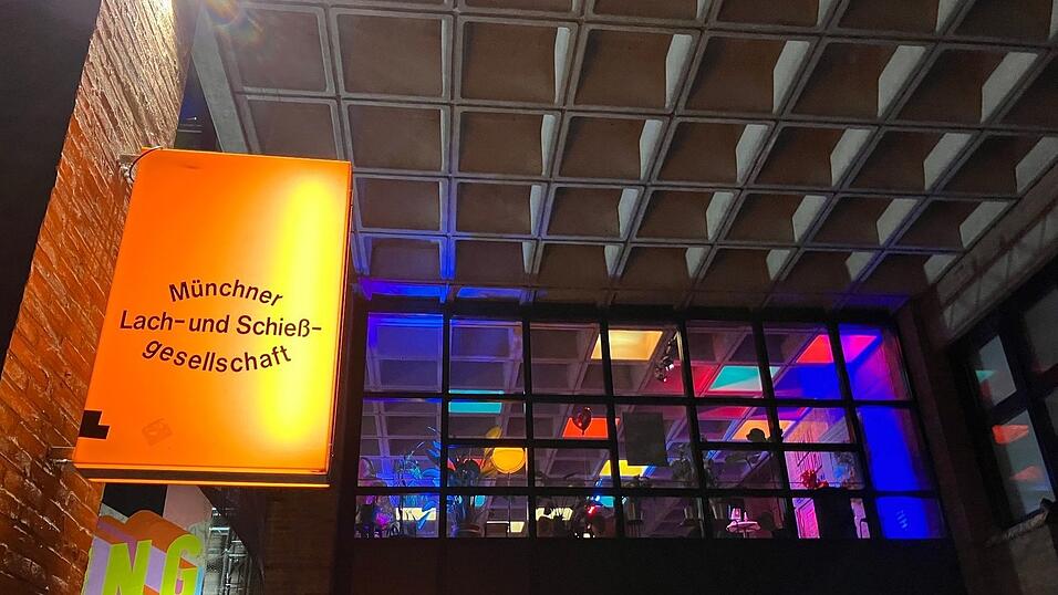 Das Schild der Lach- und Schie&szlig;gesellschaft h&auml;ngt nun auf der anderen Isar-Seite.