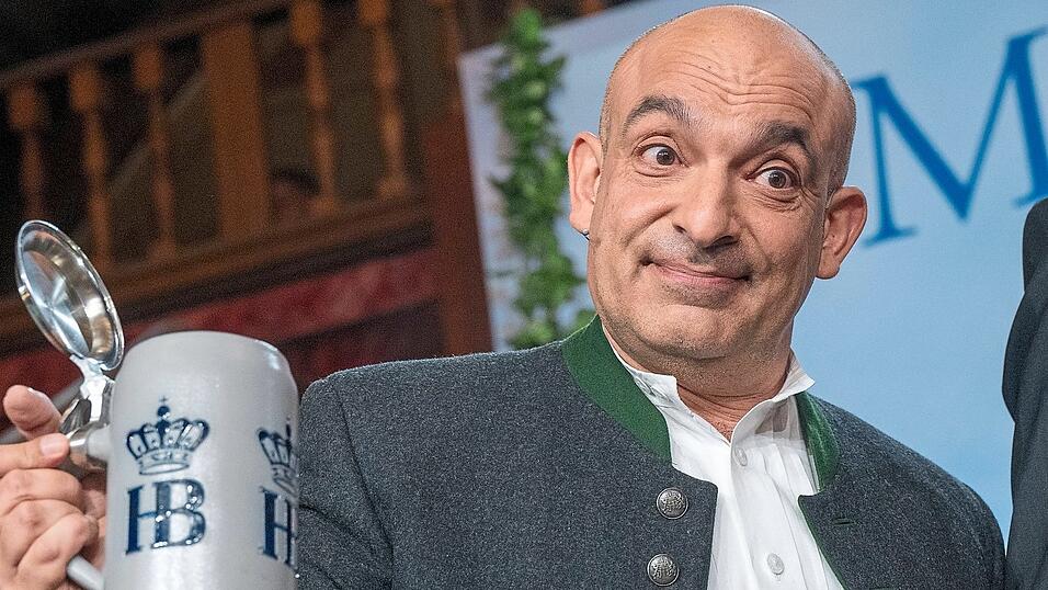 Django As&uuml;l badet nach seiner Rede beim Maibockanstich im vergangenen Jahr im Applaus.