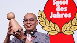 Die begehrte Auszeichnung «Spiel des Jahres» geht 2026 an den indonesischen Spiele-Entwickler Martin Ang. Die begehrte Auszeichnung «Spiel des Jahres» geht 2026 an den indonesischen Spiele-Entwickler Martin Ang.