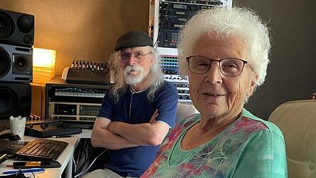 Erika Beutl mit Horst Lustenberger in dessen Tonstudio auf dem K&ouml;nigsberg.