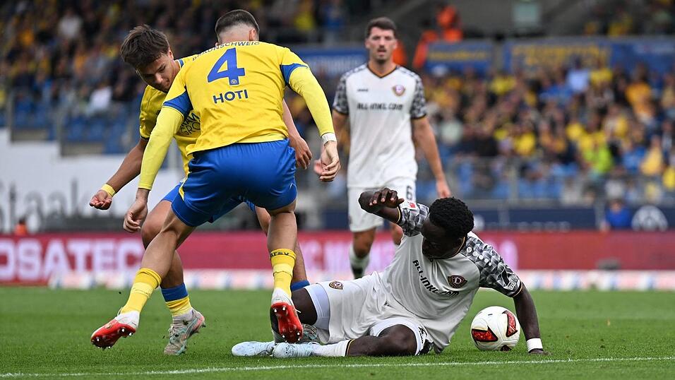 Dresdens Kennedy Okpala (r) im Zweikampf mit dem Braunschweiger Andi Hoti. Dresdens Kennedy Okpala (r) im Zweikampf mit dem Braunschweiger Andi Hoti.
