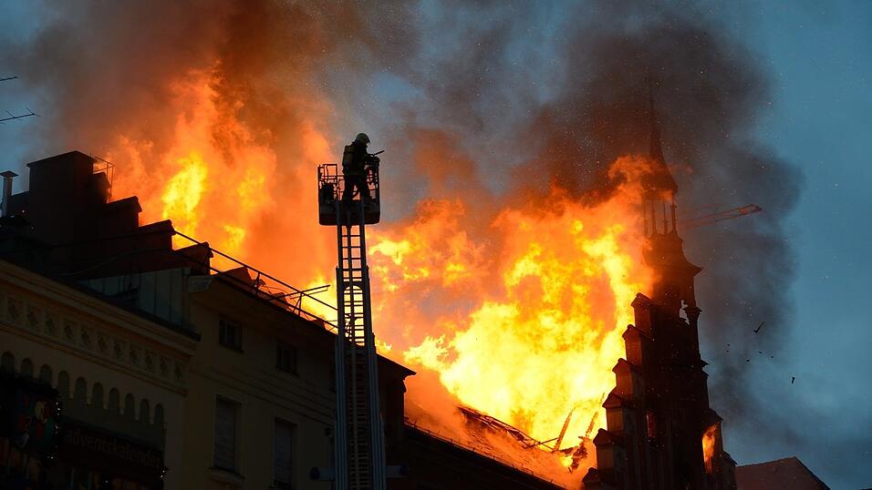 Der Anblick von Brand und Aufräumarbeiten vor fünf Jahren. Der Anblick von Brand und Aufräumarbeiten vor fünf Jahren.