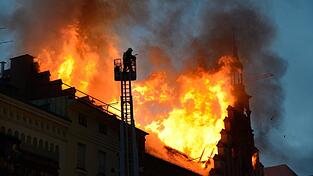 Der Anblick von Brand und Aufräumarbeiten vor fünf Jahren. Der Anblick von Brand und Aufräumarbeiten vor fünf Jahren.