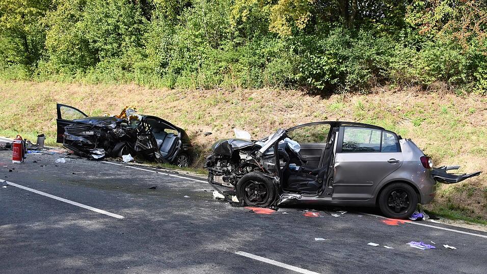 Die beiden Schwerverletzten wurden mit Rettungshubschraubern ins Krankenhaus gebracht. Die beiden Schwerverletzten wurden mit Rettungshubschraubern ins Krankenhaus gebracht.