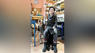 Caillou (links), Flora und Martina Lipowsky in ihrem Atelier