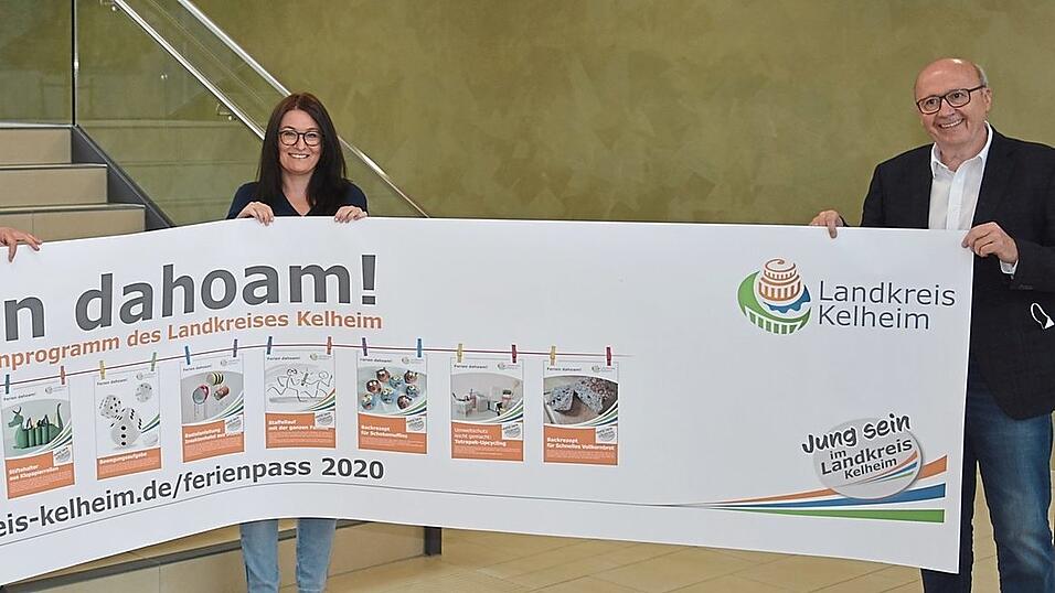 Kreisjugendamtsleiter Norbert Birnthaler, Kreisjugendpflegerin Kerstin Kandlbinder und Landrat Martin Neumeyer (v. l.) mit dem Werbebanner für 'Ferien dahoam!'. Kreisjugendamtsleiter Norbert Birnthaler, Kreisjugendpflegerin Kerstin Kandlbinder und Landrat Martin Neumeyer (v. l.) mit dem Werbebanner für 'Ferien dahoam!'.