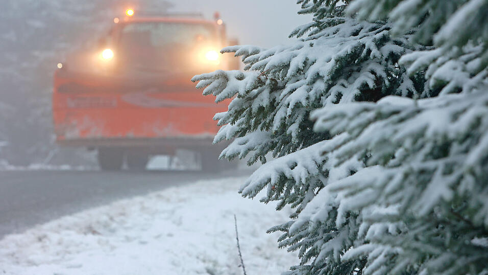 In der Nacht zum Dienstag sorgte ein Wintereinbruch f&uuml;r schneebedeckte Stra&szlig;en und damit auch f&uuml;r Verkehrschaos in Ostbayern.