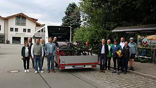 Die Passagiere der ersten Radbus-Fahrt von Bodenmais zur Bergstation am Großen Arber.