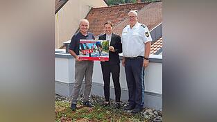 Heinz Gillig, Anja Kaiser und Max Mundt bei der Spendenübergabe am Donnerstag auf der Terrasse der Sparkassenhauptstelle.