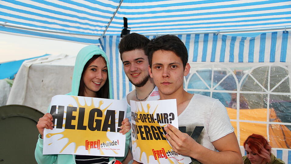 Die Besucher des Pfingst-Open-Airs in Salching sind schon in Feierlaune, aufgenommen von David Voltz am Freitag. Die Besucher des Pfingst-Open-Airs in Salching sind schon in Feierlaune, aufgenommen von David Voltz am Freitag.