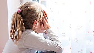 Nach der Schule hat das Mädchen in einem kleinen Raum auf ihre Familie gewartet. (Symbolbild)