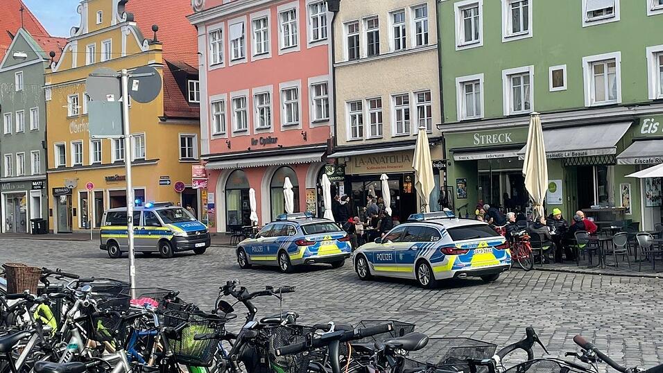 Mehrere Streifenwagen waren im Oktober wegen einer renitenten Ladendiebin in der Altstadt im Einsatz.