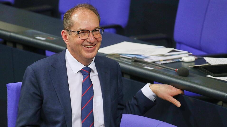 &bdquo;Wir machen Ernst im Kampf gegen Linksextremismus&ldquo;, sagt Bundesinnenminister Alexander Dobrindt von der CSU.