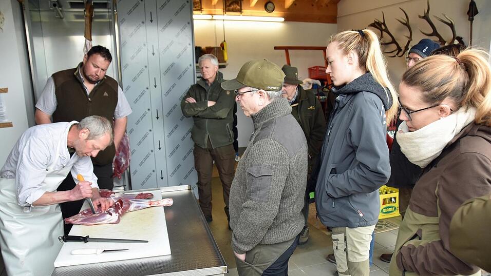 Ein hochwertiges Lebensmittel ist das fettarme Fleisch von Reh- und Rotwild, dessen fachgerechte Verarbeitung der Jäger und Metzger Hermann Mühlbauer hier bei einem Zerwirkkurs demonstriert. Ein hochwertiges Lebensmittel ist das fettarme Fleisch von Reh- und Rotwild, dessen fachgerechte Verarbeitung der Jäger und Metzger Hermann Mühlbauer hier bei einem Zerwirkkurs demonstriert.