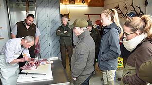 Ein hochwertiges Lebensmittel ist das fettarme Fleisch von Reh- und Rotwild, dessen fachgerechte Verarbeitung der Jäger und Metzger Hermann Mühlbauer hier bei einem Zerwirkkurs demonstriert.