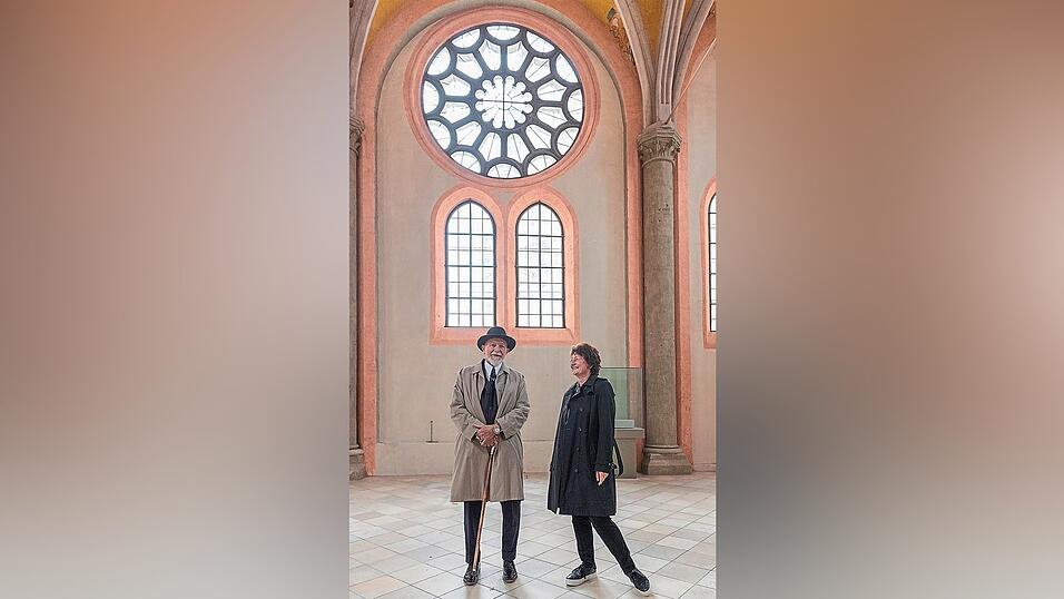 Markus Lüpertz und Maria Baumann vor den Glasfenstern mit jetzt noch Klarglas, die bunt werden sollen. Davor wird der Künstler die Kirche mit einer Ausstellung bereichern. Markus Lüpertz und Maria Baumann vor den Glasfenstern mit jetzt noch Klarglas, die bunt werden sollen. Davor wird der Künstler die Kirche mit einer Ausstellung bereichern.