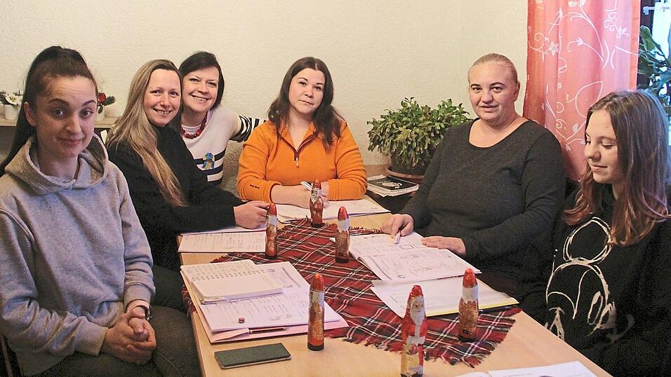 Susanne Unger (3.v.l.) vermittelt ihren Sch&uuml;lerinnen Grundkenntnisse der deutschen Sprache, was nicht immer einfach ist, aber auch zu deren Integration beitr&auml;gt.