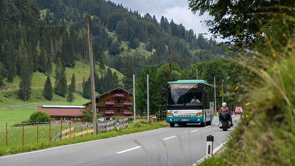Wer bis nach Tirol will, kann mit dem Bergbus hinter der Grenze Thiersee ansteuern.