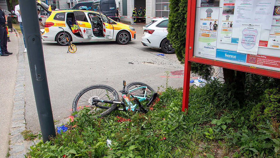 Ein Kind ist bei einem Unfall in Plattling schwer verletzt worden und daraufhin gestorben. 