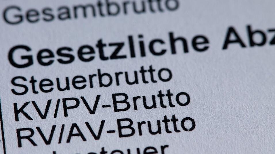 F&uuml;r Bruttogeh&auml;lter ab 5.812,50 Euro im Monat wird die Krankenversicherung ab kommenden Jahr teurer, bei mehr als 8.450 Euro wird auch mehr Rentenbeitrag f&auml;llig. (Symbolbild)