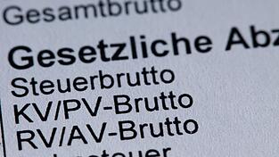 Für Bruttogehälter ab 5.812,50 Euro im Monat wird die Krankenversicherung ab kommenden Jahr teurer, bei mehr als 8.450 Euro wird auch mehr Rentenbeitrag fällig. (Symbolbild) Für Bruttogehälter ab 5.812,50 Euro im Monat wird die Krankenversicherung ab kommenden Jahr teurer, bei mehr als 8.450 Euro wird auch mehr Rentenbeitrag fällig. (Symbolbild)