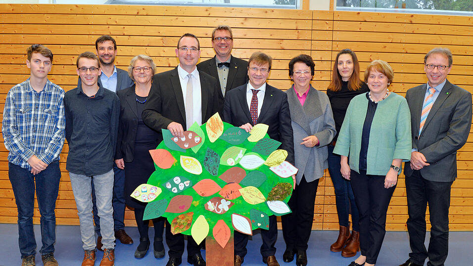 Offiziell besiegelt ist nun der Schulleiterwechsel an der Papst-Benedikt-Schule mit dem neuen Rektor Thomas Herbst (5.v.l.) und seinem Stellvertreter Thorsten Kölbl (3.vl.) mit den Ehrengästen.