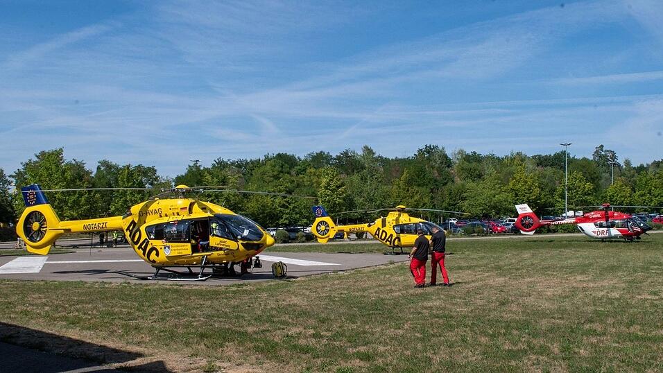Rettungshubschrauber auf einem Feld in der Nähe von Legoland. Rettungshubschrauber auf einem Feld in der Nähe von Legoland.