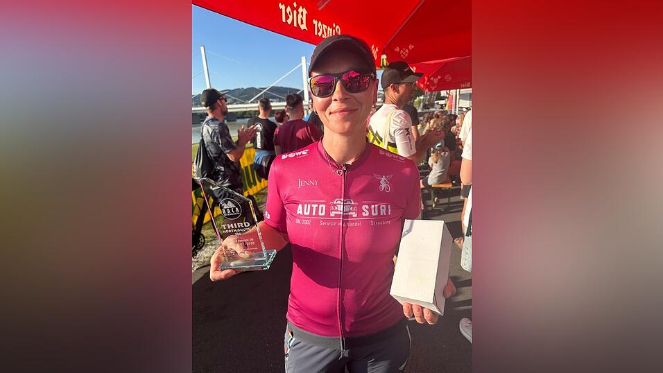 Jennifer Kunze nach der Siegerehrung. 300 Kilometer ist die 44-J&auml;hrige beim Rennen gefahren.