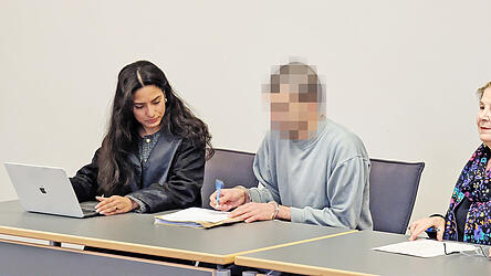 Der 25-J&auml;hrige, hier neben Verteidigerin Prabhlin Sidhu, machte im Gerichtssaal einen niedergeschlagenen Eindruck.