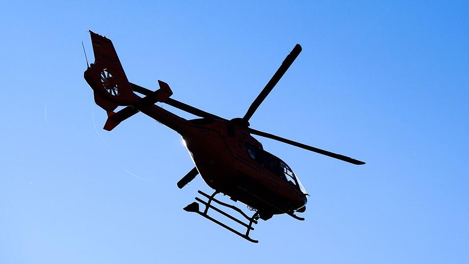 Der 20-J&auml;hrige wurde schwer verletzt in ein Krankenhaus geflogen. (Symbolbild)