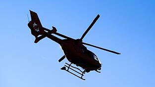 Der 20-J&auml;hrige wurde schwer verletzt in ein Krankenhaus geflogen. (Symbolbild)