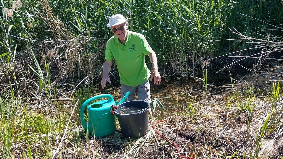 Bund Naturschutz-Mitglied Uli Höhl beim Gießwasser-Schöpfen Bund Naturschutz-Mitglied Uli Höhl beim Gießwasser-Schöpfen