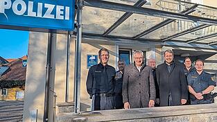Den Landauer Polizeibeamten um PI-Chef Stephan Lehner (v.l.) wünschten Landrat Werner Bumeder und Bürgermeister Matthias Kohlmayer ein paar stille Nächte, nach den Ereignissen der vergangenen Wochen. Den Landauer Polizeibeamten um PI-Chef Stephan Lehner (v.l.) wünschten Landrat Werner Bumeder und Bürgermeister Matthias Kohlmayer ein paar stille Nächte, nach den Ereignissen der vergangenen Wochen.