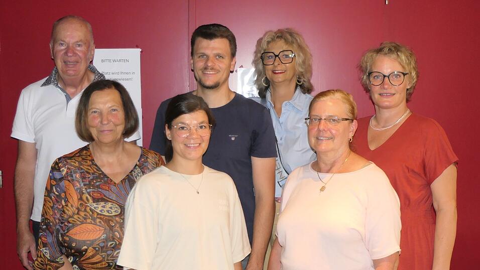 Die Vorstandschaft des Theaterbrettls (von links): Hubert Dietrich (2. Vorsitzender), Gertrud Auer (Kassiererin), Maria Zehentbauer (Schriftf&uuml;hrerin), Peter Klaus junior (Beirat), Ulrike Klaus (Vorsitzende), Renate Geltinger (Beir&auml;tin) und Anita Gaulinger (2. Vorsitzende).