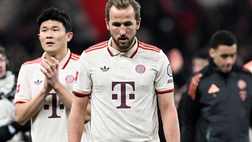 Gesenkte Köpfe trotz Punktgewinns in Leverkusen: Die Leistung der Bayern war wenig meisterlich. Gesenkte Köpfe trotz Punktgewinns in Leverkusen: Die Leistung der Bayern war wenig meisterlich.