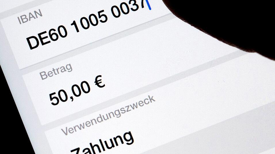 Viele Menschen erledigen Bankgeschäfte am Smartphone oder am heimischen Computer. (Symbolbild)