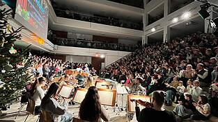 Das gro&szlig;es Weihnachtskonzert in der Schulaula des Dominicus-von-Linprun-Gymnasium hat bereits Tradition.