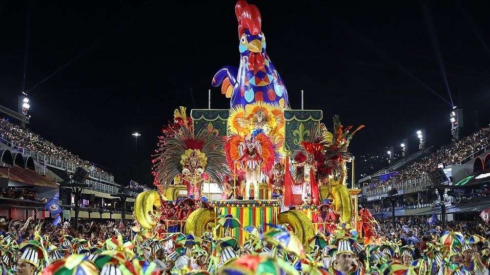 T&auml;nzerinnen und T&auml;nzer der Sambaschule &laquo;Inocentes de Belford Roxo&raquo; treten im Sambodrom auf.